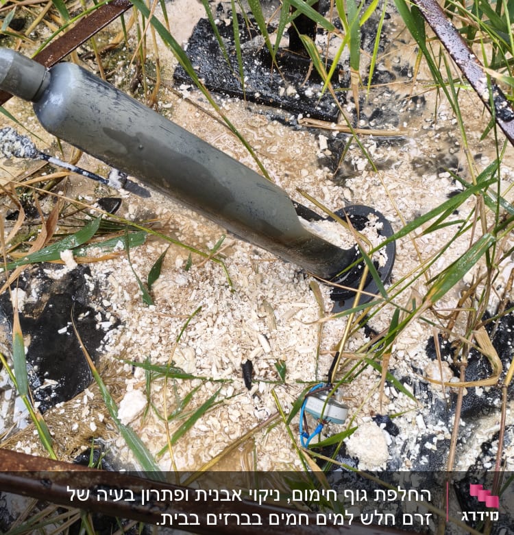 צינור ומים בשטח עם עשבייה